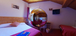 une chambre du chalet hotel dans un miroir